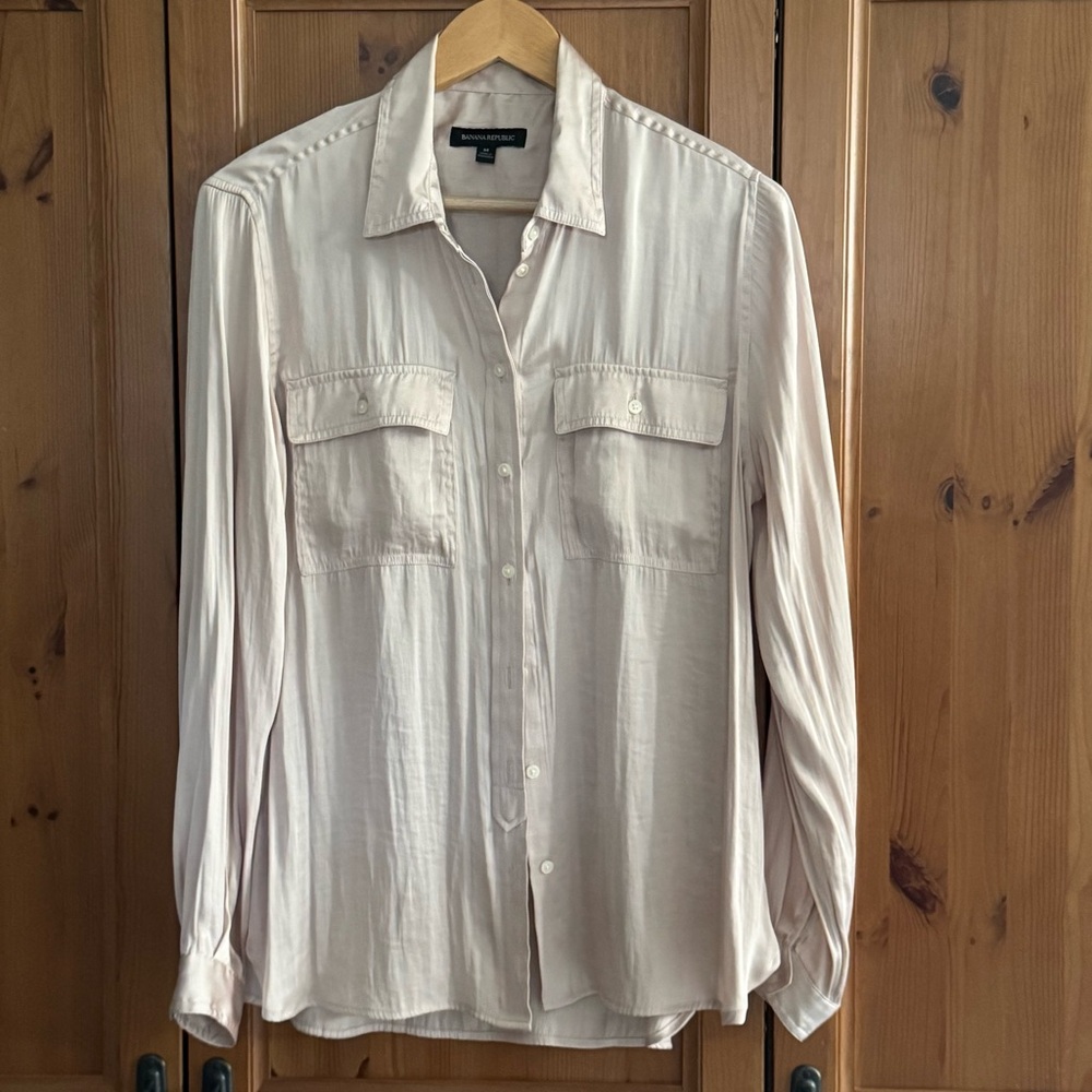 Banana Republic Pale Sand Blush Pink Silky Blouse Size M -Almost New-21"x27"